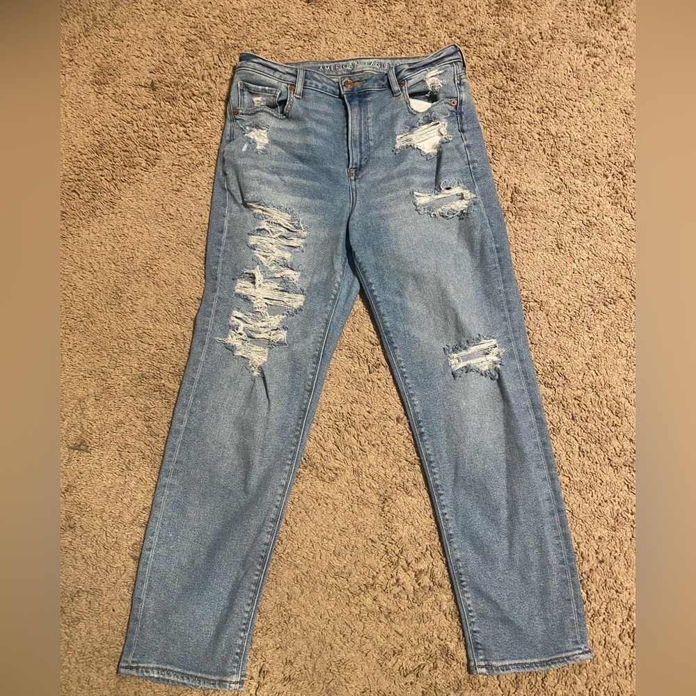 AE MOM DISTRESSED JEANS